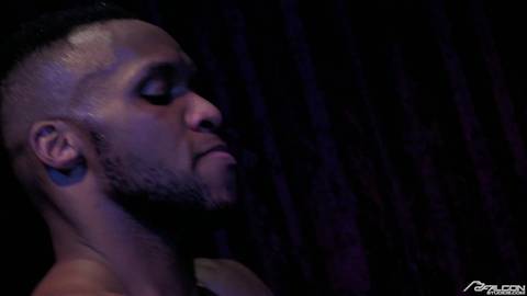 Johnny V dans un jeu porno gay gratuit avec bbc