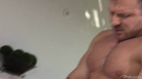 Austin baise Nicoli Cole dans un gay porno