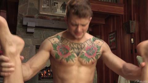 Johnny se déshabille en video gay porno