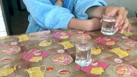 Couple amateur russe boit des shots pour une baise à fond sur canapé