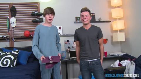 Le jeune Josh O Brian bareback le jeune cul de Tommy White !