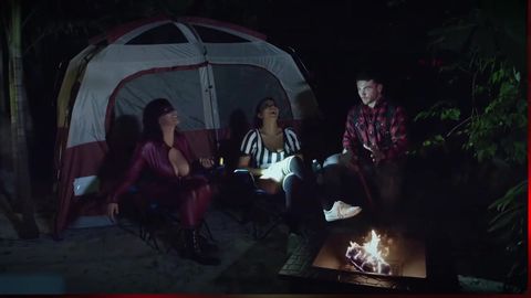 Hot Milfs au bout de sa bite sous la tente