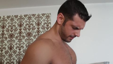 Film porno gay dans le bureau