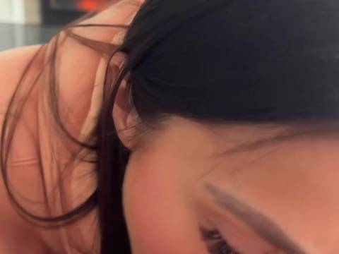 Elle se produit des vidéos amateurs blowjobs