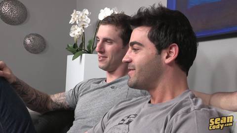 Un beau mec baisé dans le cul par un gaymec