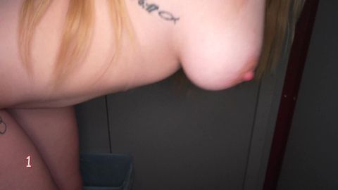 Fille Nue baise dans un gloryhole