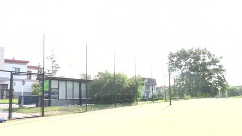 Downblouse porn se déshabille dans un parc