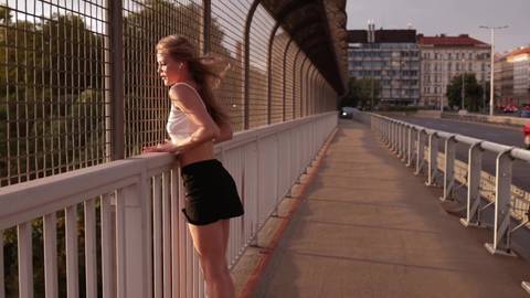 Un skinny teen porn en visite en ville