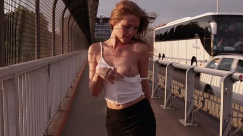 Un skinny teen porn en visite en ville
