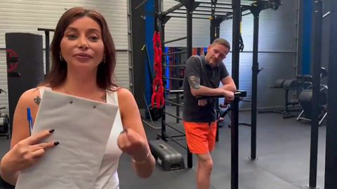 La coach sportive Anna Polina baise au gym avec trois mecs musclés !