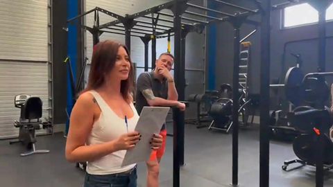 La coach sportive Anna Polina baise au gym avec trois mecs musclés !