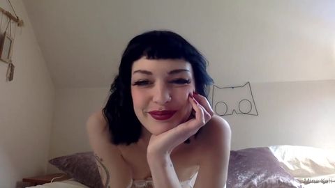 Emo française Mina Kali a sa chatte trempée en mettant un gode