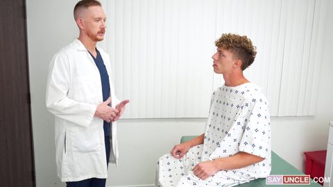 Docteur pénètre son dildo et sa bite à ce Twink