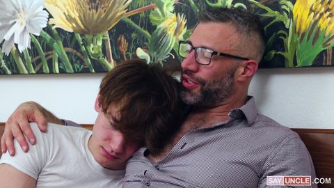 Le beau-fils est triste, alors son beau-père le console en lui sortant sa grosse bite raide