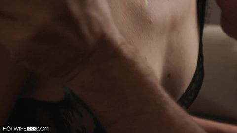 La MILF Mona Wales se laisse défoncer par deux mecs bien montés !