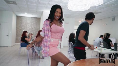 La belle jeune black veut se faire démonter à la salle de bingo !