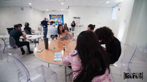 La belle jeune black veut se faire démonter à la salle de bingo !
