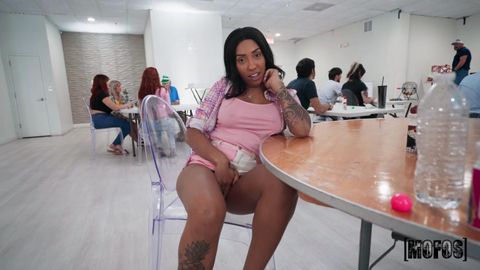La belle jeune black veut se faire démonter à la salle de bingo !