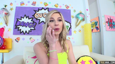 Cheerleader Kait se fait défoncer le cul par une énorme BWC !