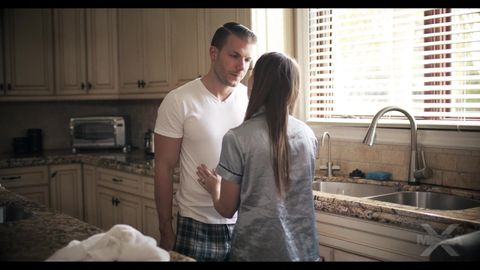 Une MILF en lingerie sexy écarte direct ses cuisses, exhibant sa chatte poilue trempée