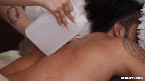 La masseuse rousse Nia Bleu donne un blowjob à James Angel