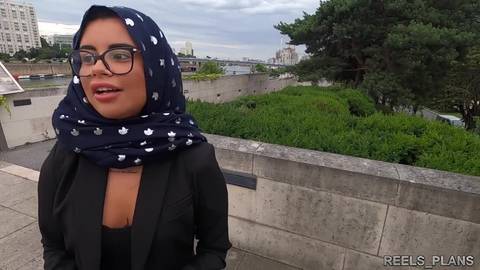 Femme arabe s’adonne à deux BBC avec désir