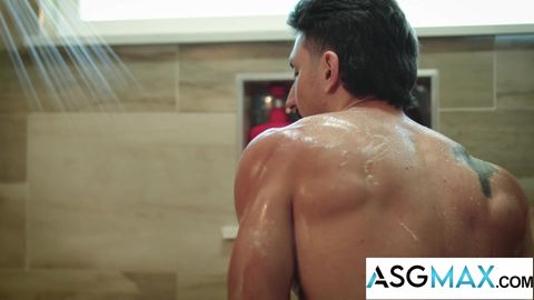 Deux gays se bouffent le cul à tour de rôle