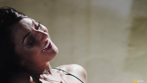 Katy Rose suçant une bite avec deepthroating et baisant