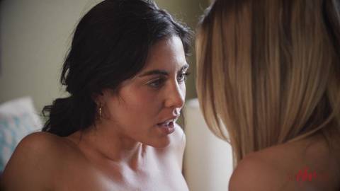Anya Olsen goûte aux sensations lesbiennes avec son amie