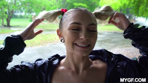 Chloe Temple, blonde se fait baiser sous la pluie 