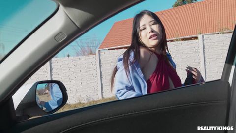 Mion Hazuki suce la grosse queue de Jordi pour le remercier.