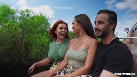 Il trompe sa meuf avec une rousse après la promenade en bateau