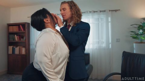 Le boss reste au bureau pour bouffer sa grosse secrétaire