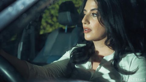 Le boss reste au bureau pour bouffer sa grosse secrétaire