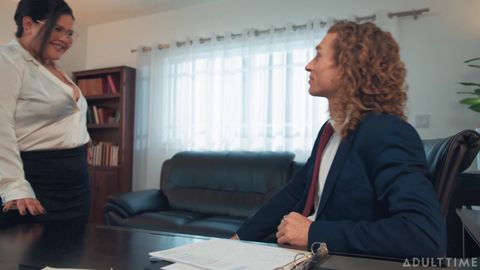 Le boss reste au bureau pour bouffer sa grosse secrétaire