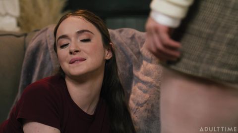 Ryan Keely punit Hazel Moore en la baisant avec un strapon