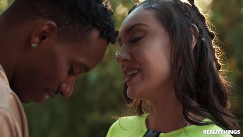La black Catherine Knight se fait attraper avant la rave pour un plan rapide !