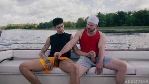 Deux amis gays partagent une branlette sur un bateau