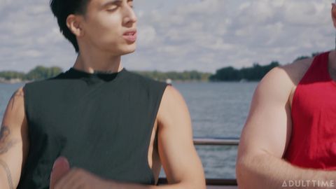 Deux amis gays partagent une branlette sur un bateau